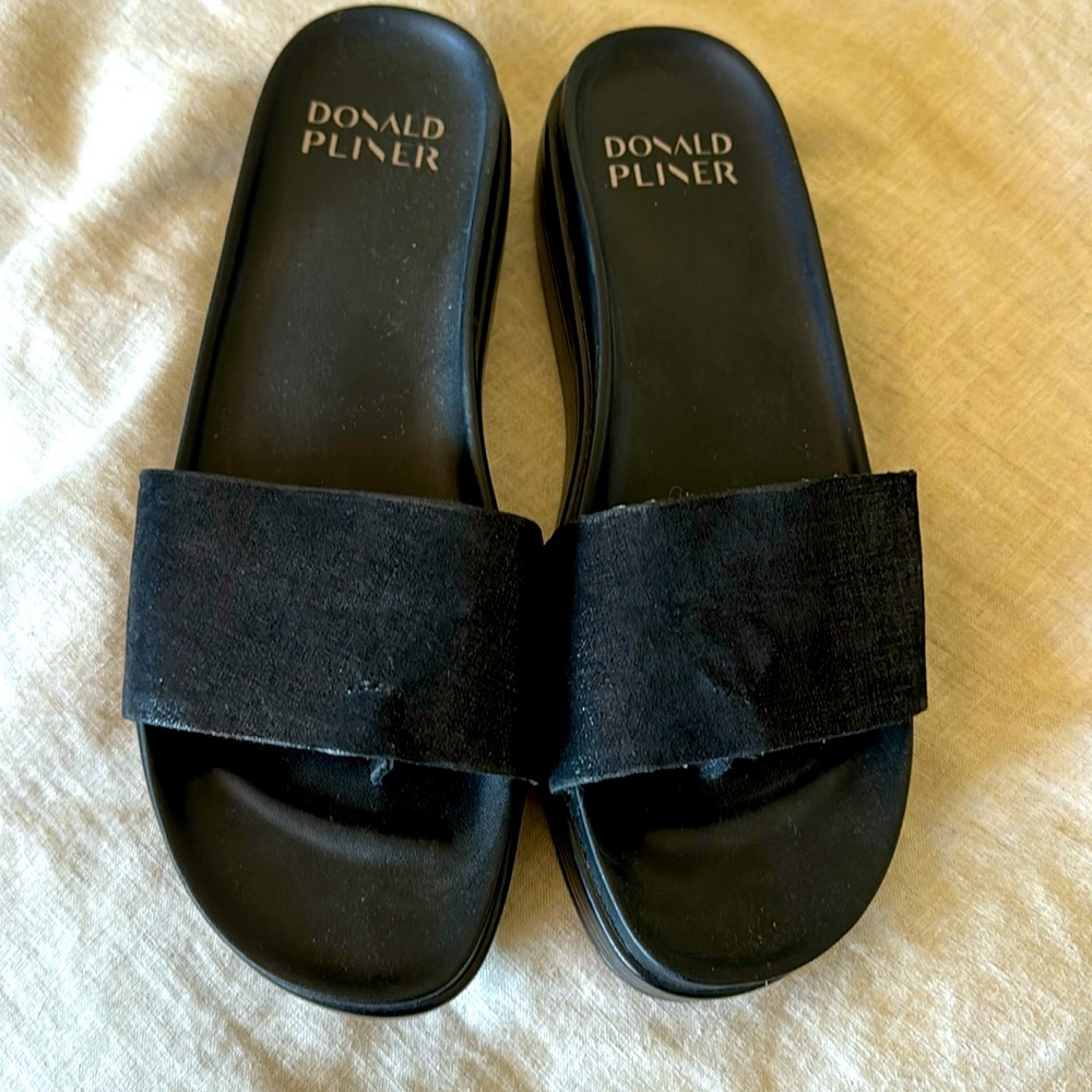 Barely worn. 3 times Only at home Size 8.5 M